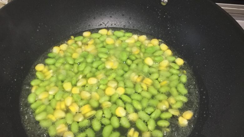 彩豆,炒两分钟后加水,一定要没过豆,盖锅煮8分钟