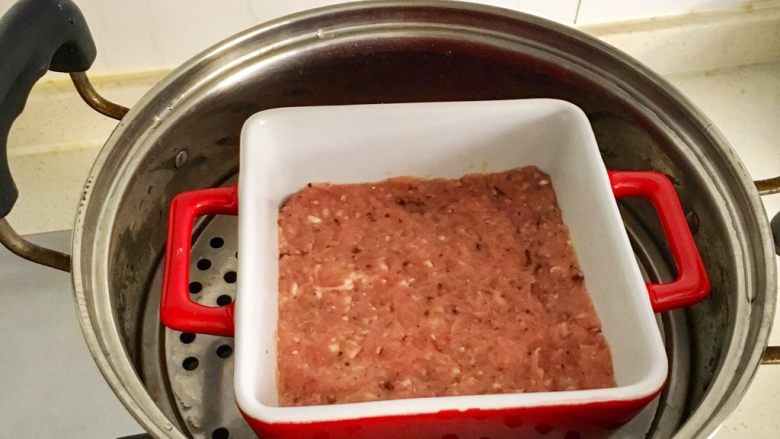 宝宝辅食12M➕:肉饼蛋蒸饭,取一个容器,内壁刷上一层薄薄的食用油。(或者直接在容器底部垫一张硅油纸,不需要再刷油,方便最后的脱模),将肉泥倒入容器中压平后大火蒸20分钟(记的在装肉泥的容器上倒扣一个盘子,防止水蒸气)