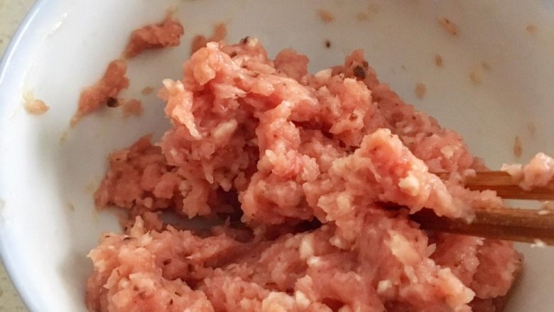 宝宝辅食12M➕:肉饼蛋蒸饭,搅拌至肉泥上劲儿(如果需要调味的话,可以加入少许宝宝盐)