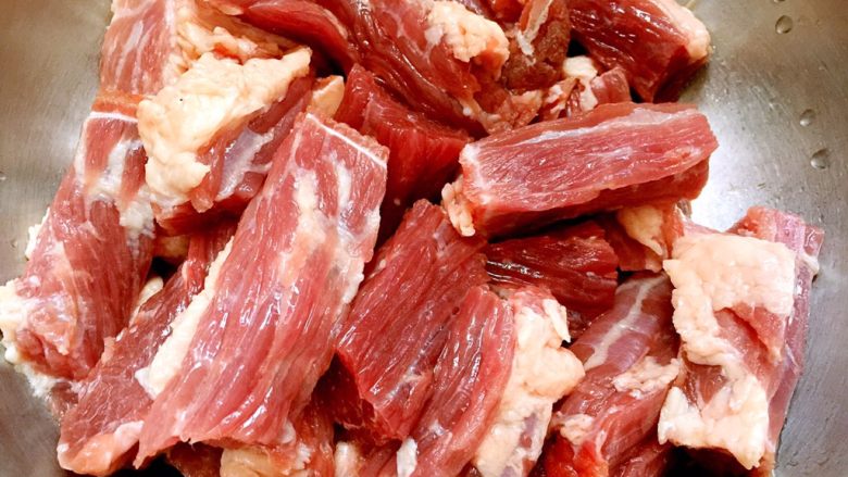 美味牛肉干,牛肉洗净,切约1厘米见方、5厘米的长条