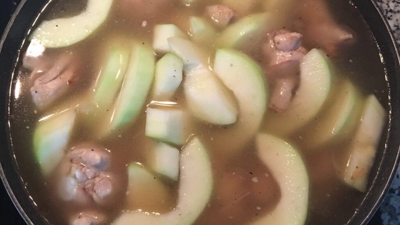 青木瓜鸡汤 菲律宾Tinola,加入足量能淹没食材的水,