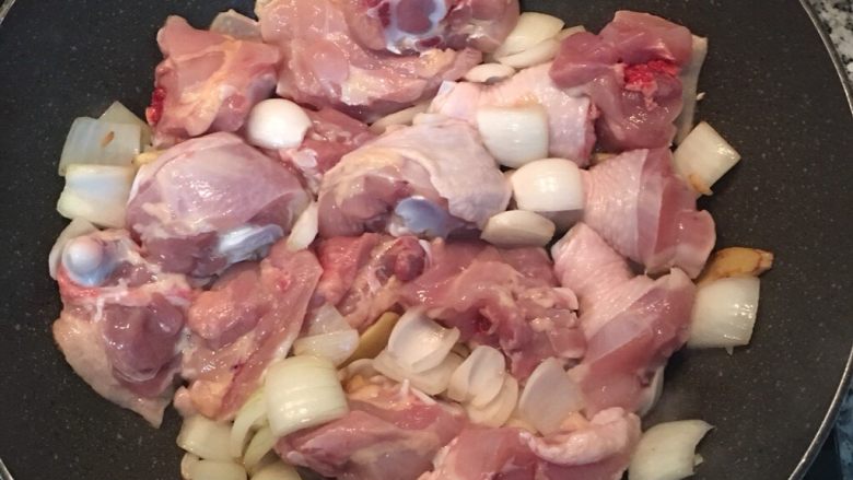 青木瓜鸡汤 菲律宾Tinola,放入鸡腿块,
