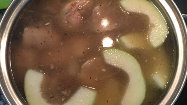 青木瓜鸡汤 菲律宾Tinola,大火煮滚后转小火慢煮;