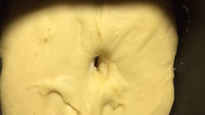 私人定制蛋蓉花苞,放在温暖处继续发酵,发至两倍大后用手指沾面粉在面团上戳一小洞,不反弹不回缩即发酵成攻,内部结构已经是蜂窝眼状态