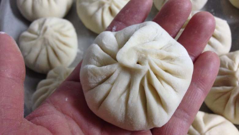 生煎包子,取一个面片,放上适量肉馅。