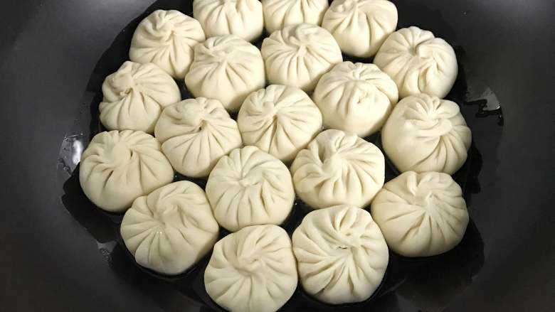 生煎包子,把包好的生煎码入,排满后稍煎一下。
