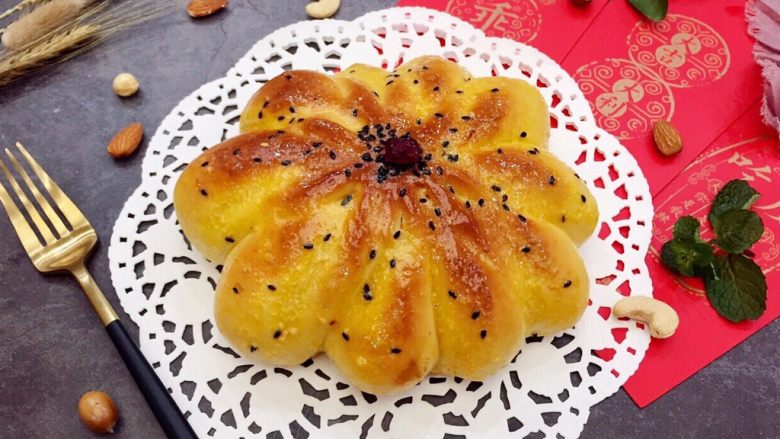 私人定制蛋蓉花苞,放入一颗蔓越莓再面包上做装饰,