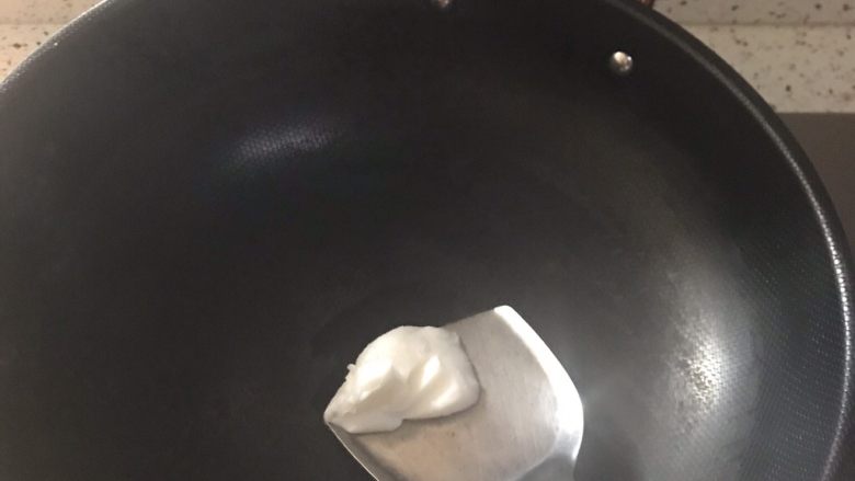 老成都记忆:华兴街煎蛋面,一大勺猪肉划开。