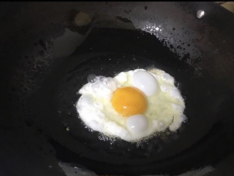 老成都记忆:华兴街煎蛋面,家里做就先煎鸡蛋。大火煎,使底部和四周变成脆嫩,容易形成糖心。煎好后,沥干油,备用。
