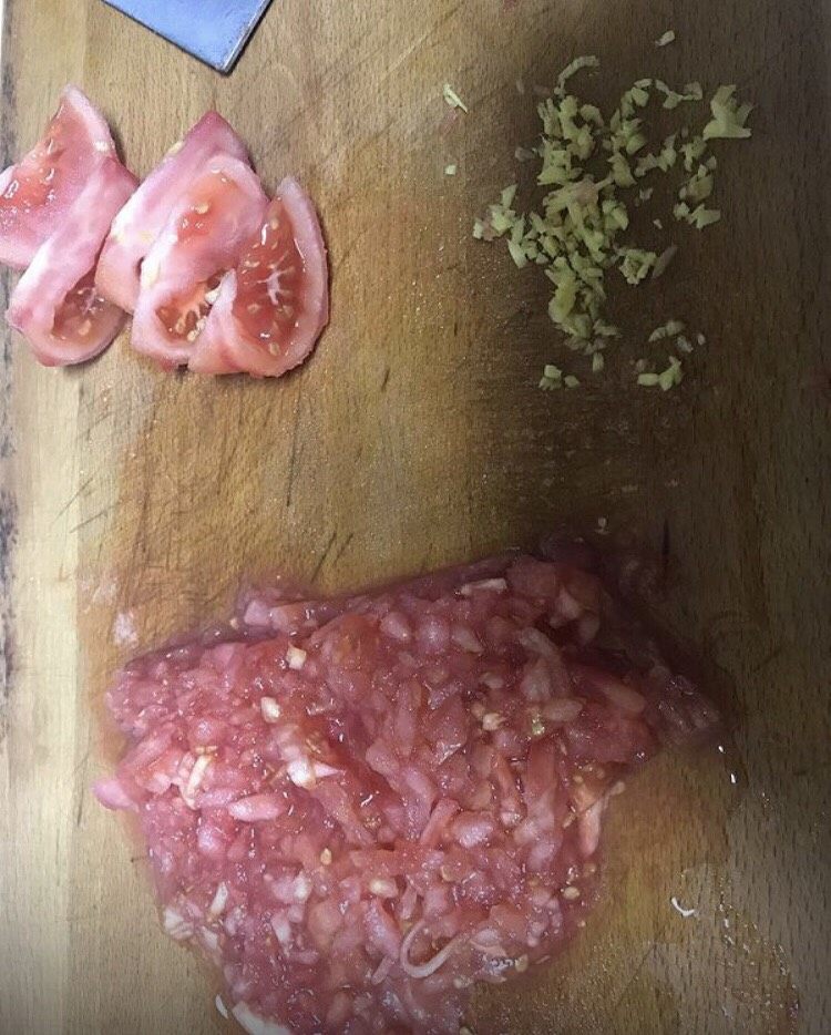 老成都记忆:华兴街煎蛋面,一个半番茄剁碎,另半个切成瓣状,<a style='color:red;display:inline-block;' href='/shicai/ 2802'>老姜</a>切成碎末。