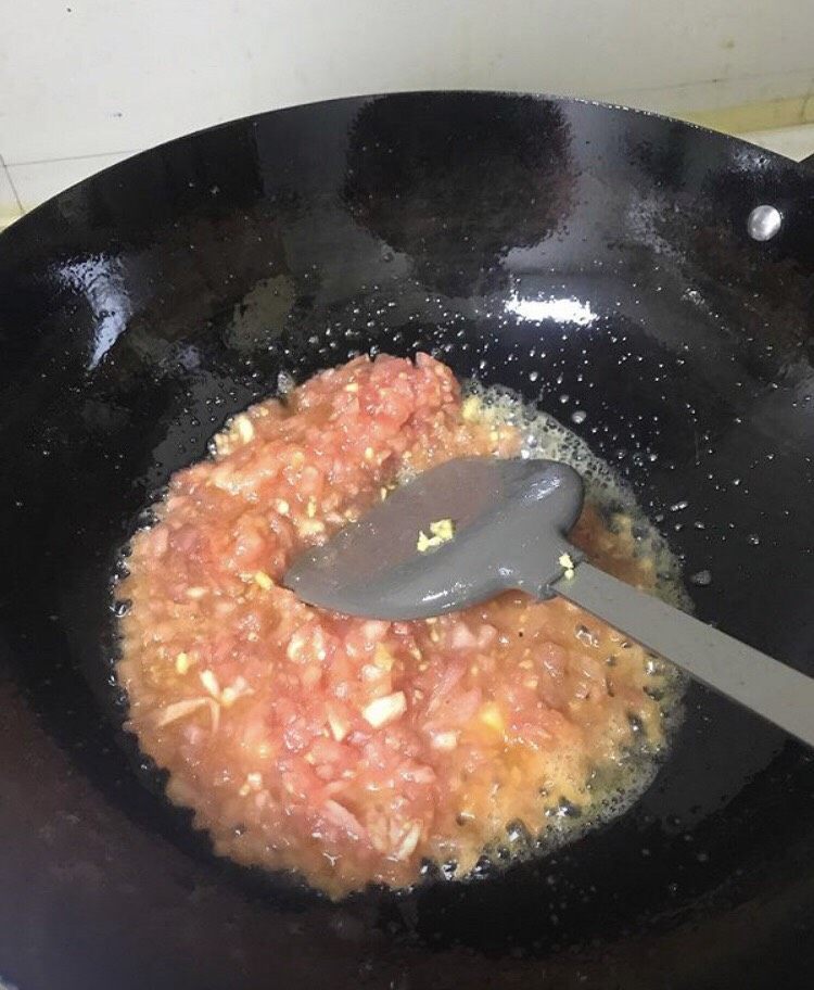 老成都记忆:华兴街煎蛋面,姜末和番茄碎放入锅中炒香起酱状。