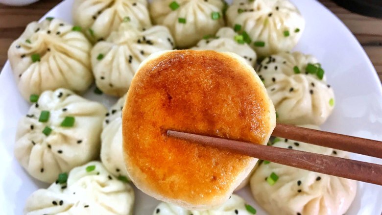 生煎包子,味道鲜美,金黄脆底的生煎包。