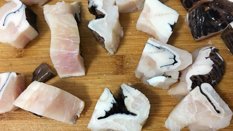 香煎錢鰻,錢鰻清肉去骨切塊狀