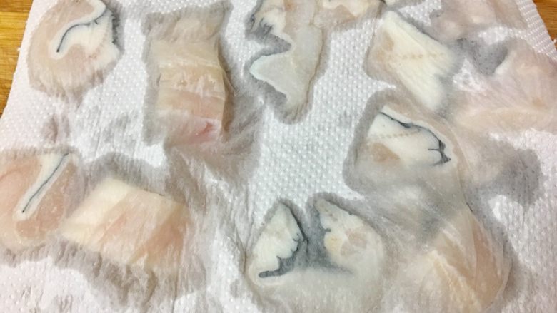 香煎錢鰻,用餐巾紙壓乾錢鰻上的水份