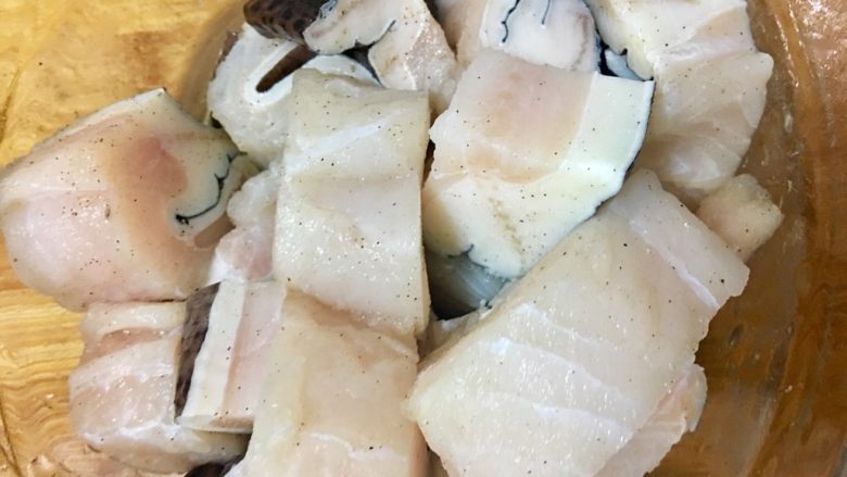 香煎錢鰻,將步驟5的食材抓醃後靜置20分鐘
