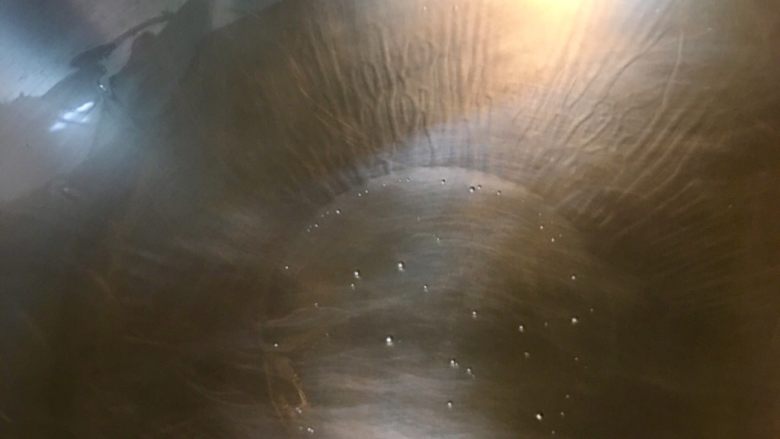 香煎錢鰻,冷鍋冷油轉中火加熱至出現細油紋