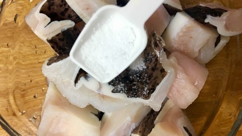 香煎錢鰻,加入鹽巴5公克於錢鰻清肉中