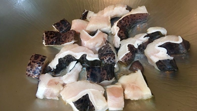香煎錢鰻,步驟6的錢鰻清肉放入鍋內