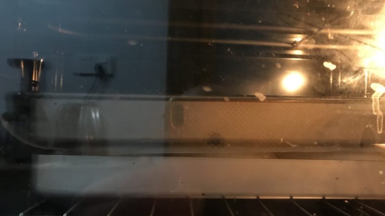 日式红豆包,送进提前预热好的烤箱中层上下火180度25分钟,20分钟后再拿去上面烤盘上色