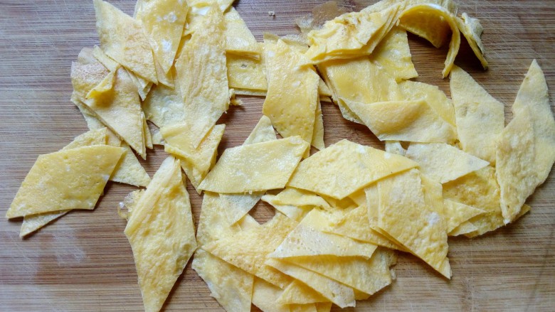 三色拌黄瓜,切成自己喜欢的形状，切成丝也可以。