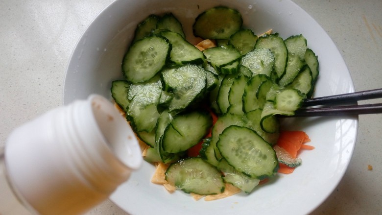 三色拌黄瓜,放入胡萝卜，加入一勺<a style='color:red;display:inline-block;' href='/shicai/ 793'>米醋</a>。