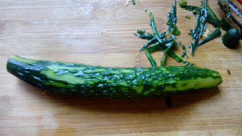 三色拌黄瓜,刨去一些老皮。