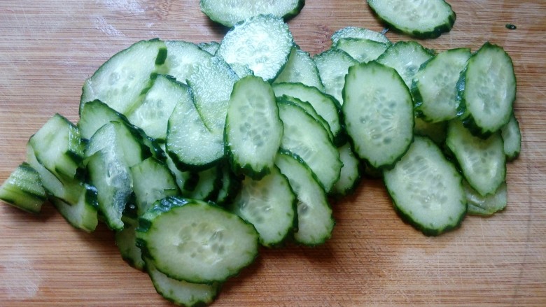 三色拌黄瓜,把黄瓜切成薄片。