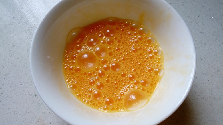 三色拌黄瓜,用筷子打散。