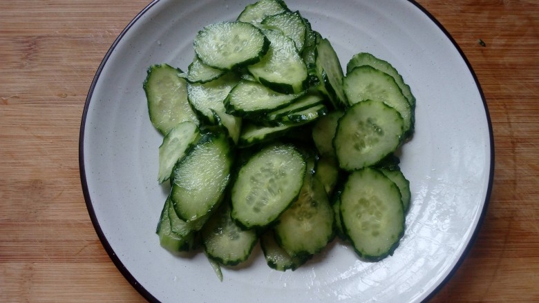 三色拌黄瓜,加半勺盐，腌制十分钟。