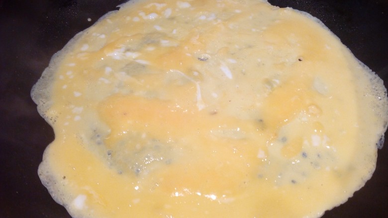 三色拌黄瓜,锅里倒少许油 ，摊成薄鸡蛋皮，最好是用不粘锅，如果锅小，可以分两次摊成两张鸡蛋皮。晾凉待用。