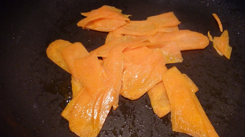 三色拌黄瓜,小火翻炒至熟，盛出待用。