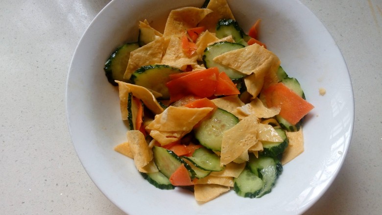 三色拌黄瓜,用筷子翻拌均匀就可以了，喜欢吃辣的，可以淋上一些辣椒油。