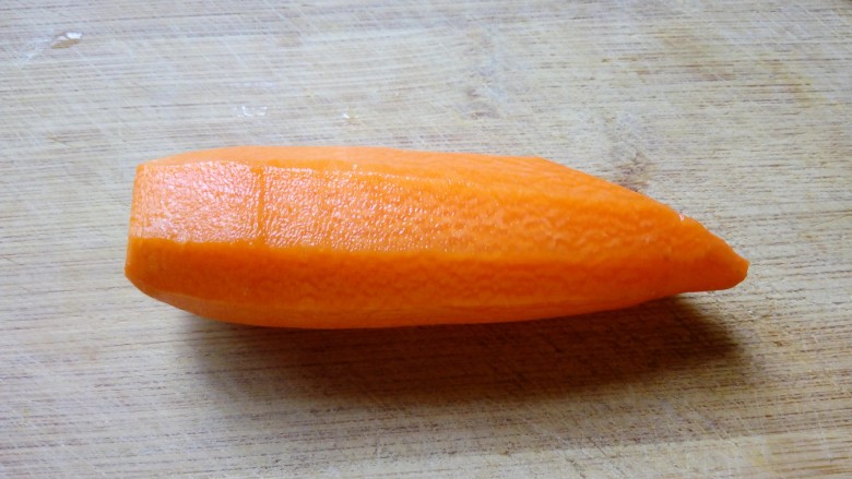 三色拌黄瓜,<a style='color:red;display:inline-block;' href='/shicai/ 25'>胡萝卜</a>刨去外皮。