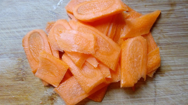 三色拌黄瓜,切成薄片。