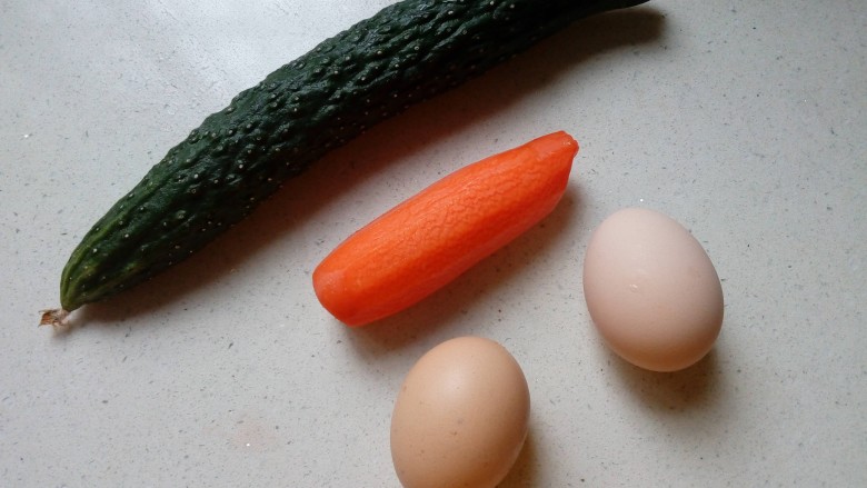 三色拌黄瓜,准备好食材 ，<a style='color:red;display:inline-block;' href='/shicai/ 54'>黄瓜</a>选用新鲜嫩一点的。