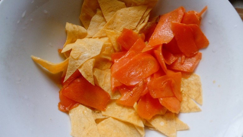 三色拌黄瓜,炒好的胡萝卜和蛋皮放入碗里。