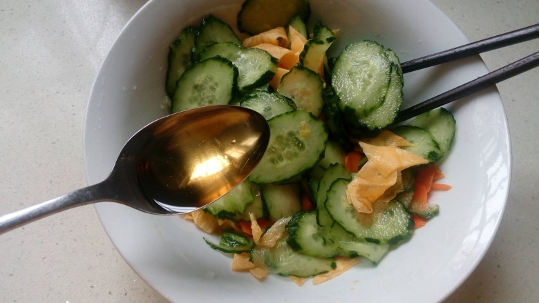 三色拌黄瓜,加入半勺盐，再加入<a style='color:red;display:inline-block;' href='/shicai/ 847'>香油</a>调味。