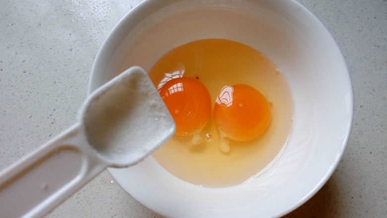 三色拌黄瓜,两个<a style='color:red;display:inline-block;' href='/shicai/ 9'>鸡蛋</a>加少许盐。