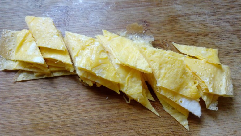 三色拌黄瓜,刚才摊好的鸡蛋皮切成条，再切成块。