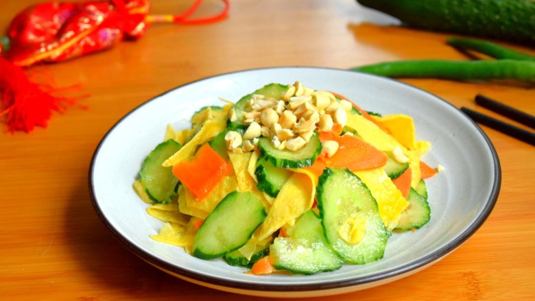 三色拌黄瓜,清爽的一道凉拌菜，十分钟就可以搞定了。