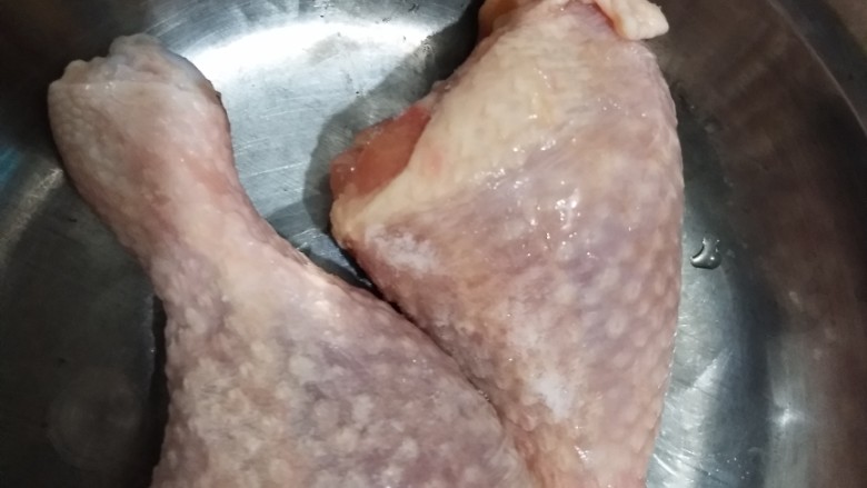 家庭版火锅鸡~快手版,我因为吃早餐,头一天晚上需要的工作:鸡腿鸡翅根洗净。