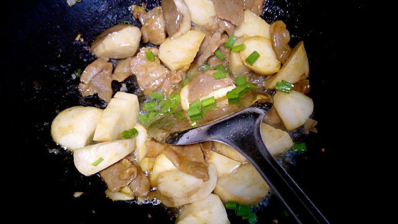 杏鲍菇炒肉,继续翻炒,快好了,加入青葱叶
