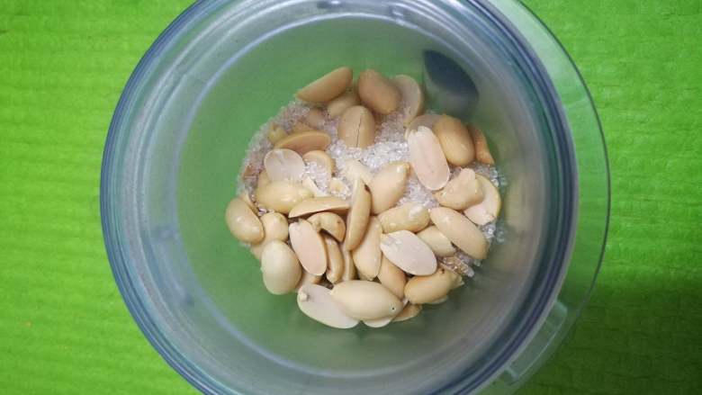 花生/芝麻汤圆,与糖混合,用料理机打成细腻糊状