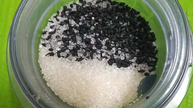 花生/芝麻汤圆,将冷却后的芝麻与糖混合,用料理机打成细腻糊状
