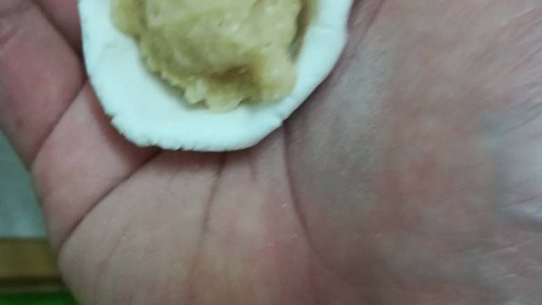 花生/芝麻汤圆,将面团压成中间厚边缘薄,放入汤圆馅