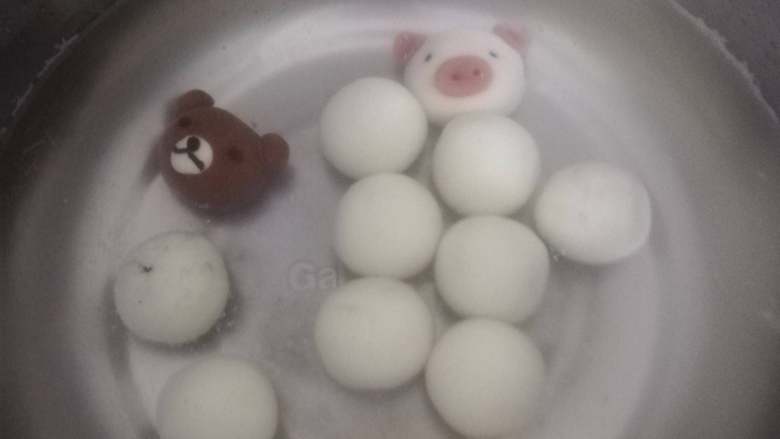 花生/芝麻汤圆,水开后放入汤圆煮至浮上水面,体积变大即可
