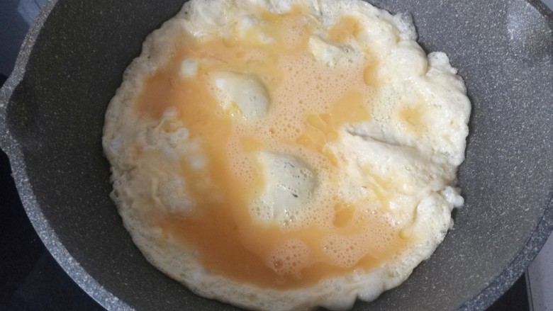 番茄素馅玫瑰蒸饺,锅中放入适量油烧热(炒菜油量的两倍多),倒入打散的鸡蛋煎至金黄
