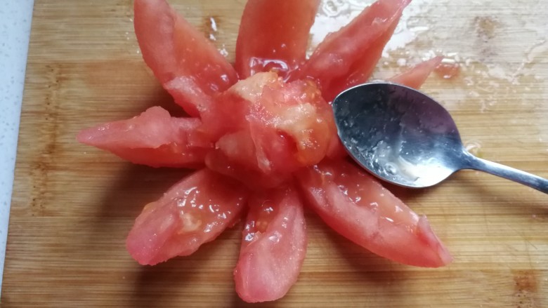 番茄素馅玫瑰蒸饺,然后把外皮扒开,用勺子挖去内部的番茄籽扔掉,当然你也可以直接吃掉哈