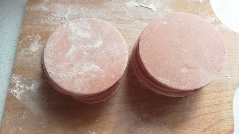番茄素馅玫瑰蒸饺,依次刻完所有的饺子皮,刻下的边角回揉再擀开再刻