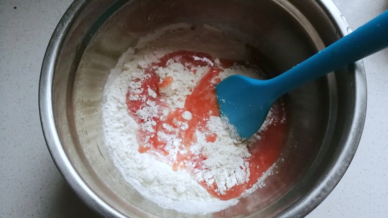 番茄素馅玫瑰蒸饺,再来活面团:取番茄一个放入料理机中打成番茄汁,然后加入<a style='color:red;display:inline-block;' href='/shicai/ 519'>面粉</a>中先拌成棉絮状